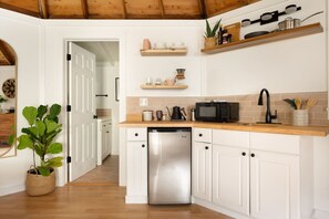 Frigorífico, microondas, placa de cocina y cafetera o tetera