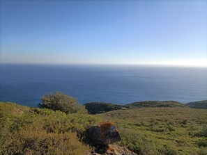 A coastal landscape with a clear view of the sea and distant hills. - Sesimbra 3 Bedrooms With Shared Pool (Sesimbra)