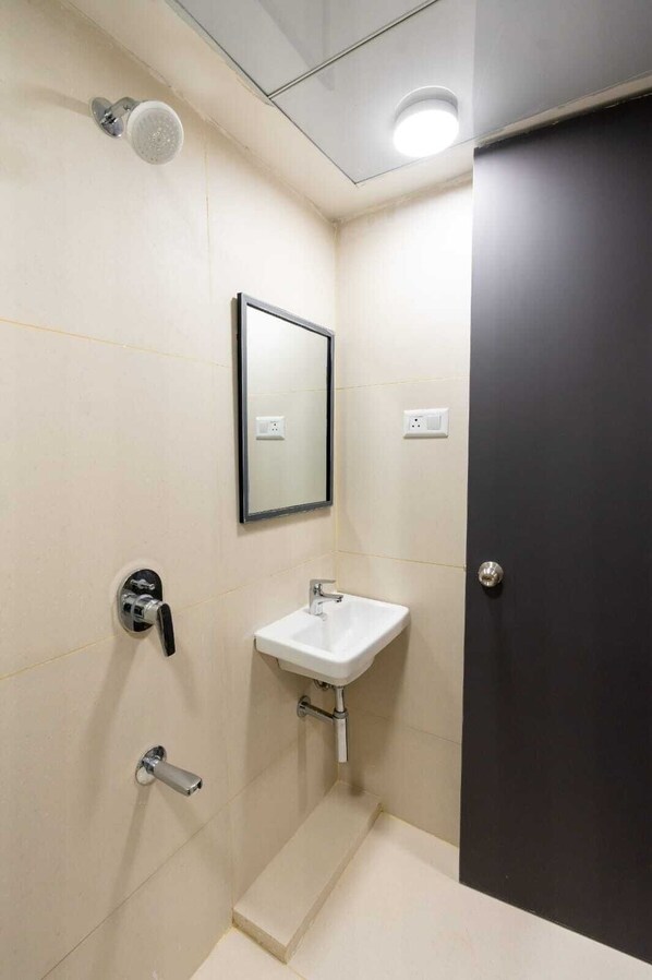 Regadera, toallas, papel de baño 