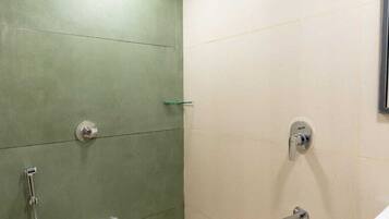 Pancuran mandi, tuala disediakan, tisu tandas