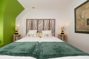 1 bedroom, WiFi, bed sheets - Guest Room “A L’abri - An Douar La Terre” with Shared Terrace, Garden, and Wi-Fi (Saint-Nolff)