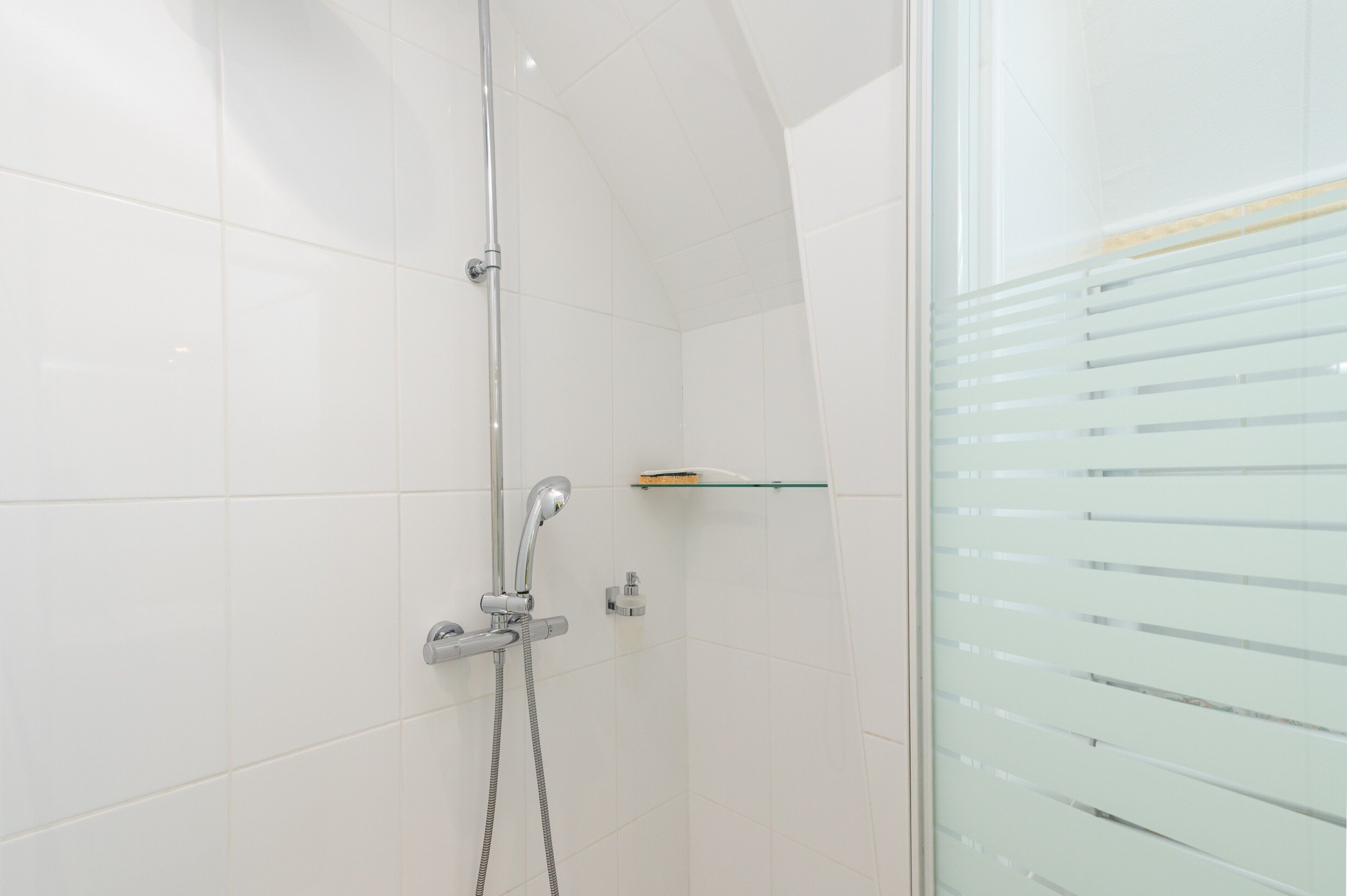 Douche, sèche-cheveux, serviettes fournies
