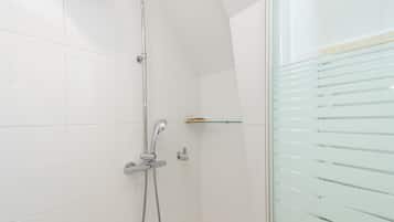 Douche, sèche-cheveux, serviettes fournies