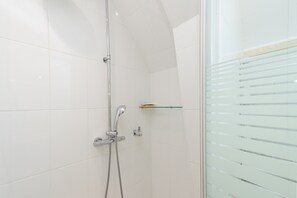 Shower, hair dryer, towels - Guest Room “A L’abri - An Douar La Terre” with Shared Terrace, Garden, and Wi-Fi (Saint-Nolff)