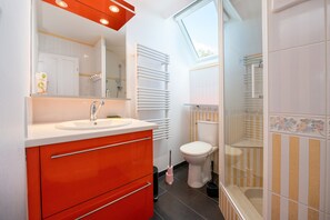 Douche, sèche-cheveux, serviettes fournies