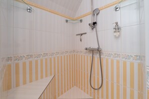 Shower, hair dryer, towels - Guest Room 'A L’abri - An Tan' with Shared Terrace, Garden, and Wi-Fi (Saint-Nolff)