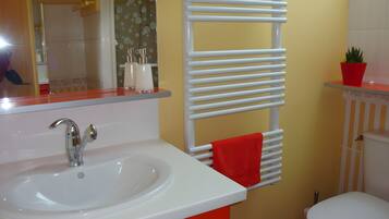 Douche, sĂšche-cheveux, serviettes fournies