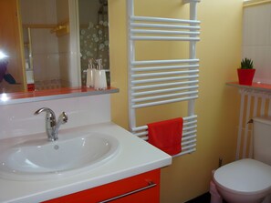 Een douche, een haardroger, handdoeken