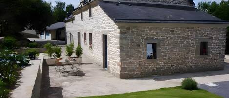 المنشأة من الخارج