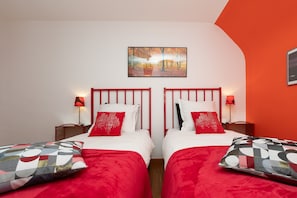 1 bedroom, WiFi, bed sheets - Guest Room 'A L’abri - An Tan' with Shared Terrace, Garden, and Wi-Fi (Saint-Nolff)