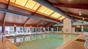 Una piscina interior amb carrils ben definits, un senyal que prohibeix saltar i un avís que indica que no hi ha socorristes de servei.