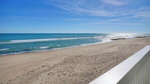Una platja amb cel blau i onades oceàniques.
