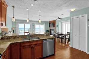 Jääkaappi, mikroaaltouuni, uuni, liesi