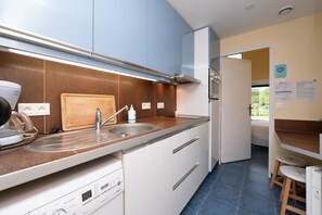 Fridge, microwave, oven, stovetop - Guest Room “A L’abri - Ar Mor” with Shared Terrace, Garden and Wi-Fi (Saint-Nolff)