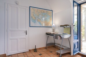 Interior - Guest Room “A L’abri - Ar Mor” with Shared Terrace, Garden and Wi-Fi (Saint-Nolff)