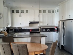 Private kitchen - Charming 2-bedroom lakeside home in Osoyoos, close to all amenities. (Osoyoos)