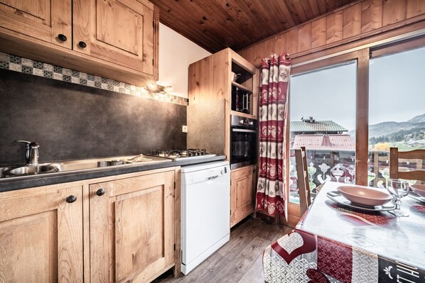 Frigorífico, microondas, horno y lavavajillas