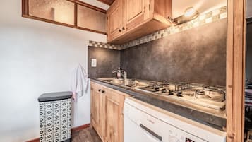 Een koelkast, een microgolfoven, een oven, een vaatwasser