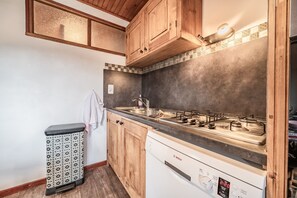 Frigorífico, microondas, horno y lavavajillas