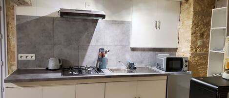 Réfrigérateur, micro-ondes, four, plaque de cuisson