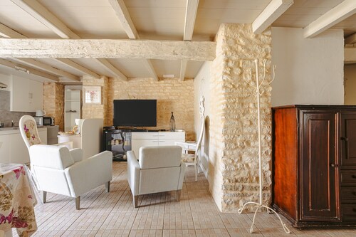 Holiday Home 'Gîte Romantique De Type Charentais' with Shared Terrace, Wi-Fi and Air Conditioning
