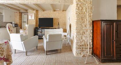 Holiday Home 'Gîte Romantique De Type Charentais' with Shared Terrace, Wi-Fi and Air Conditioning