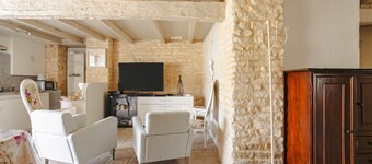 Holiday Home 'Gîte Romantique De Type Charentais' with Shared Terrace, Wi-Fi and Air Conditioning