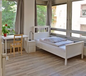 Desk, free WiFi - Junges Wohnen am Museumsufer (Frankfurt)