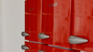 Un casillero metálico rojo con asa y cerradura.