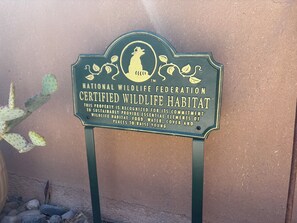 Een bord dat een National Wildlife Federation gecertificeerde habitat voor dieren in het wild aanduidt.