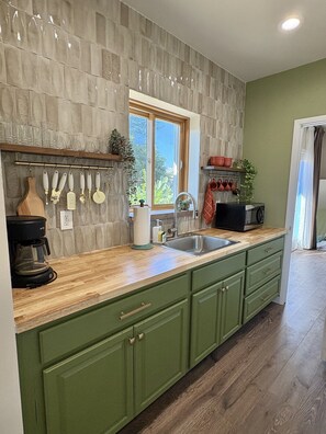 Jääkaappi, mikroaaltouuni, kahvin-/teenkeitin