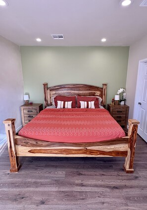 1 habitación, tabla de planchar con plancha, wifi gratis y ropa de cama