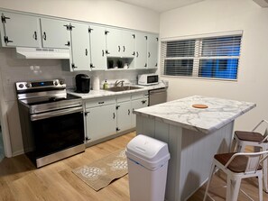 Fridge, microwave, oven, stovetop - Charming 3-Bedroom House near Perdido Key  (Pensacola)