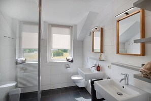 Luxury House, Balcony, Lake View | Bathroom | Combined shower/tub, toilet paper - Resort Boschmolenplas (Heel)