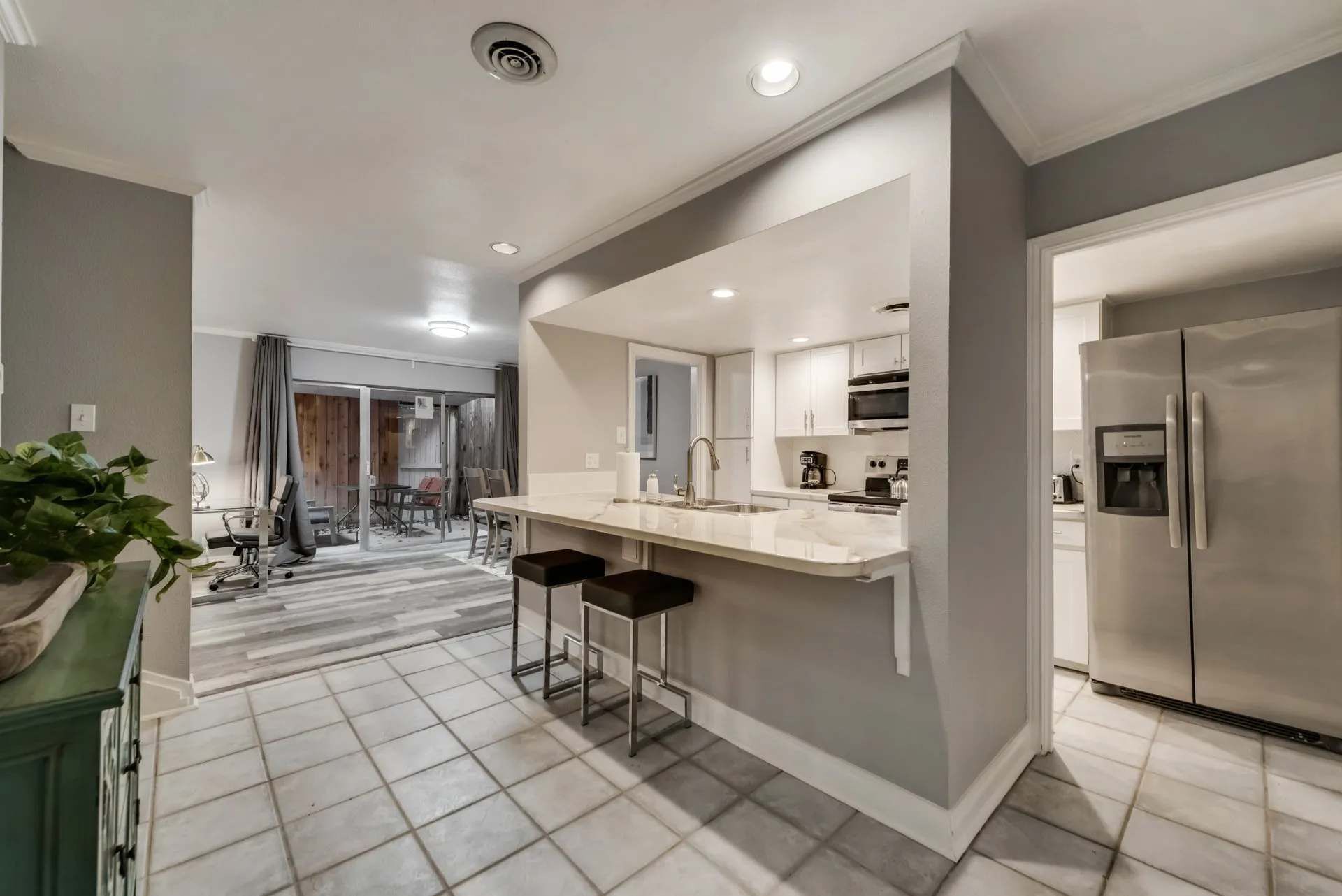 Microwave, oven, dishwasher, coffee/tea maker