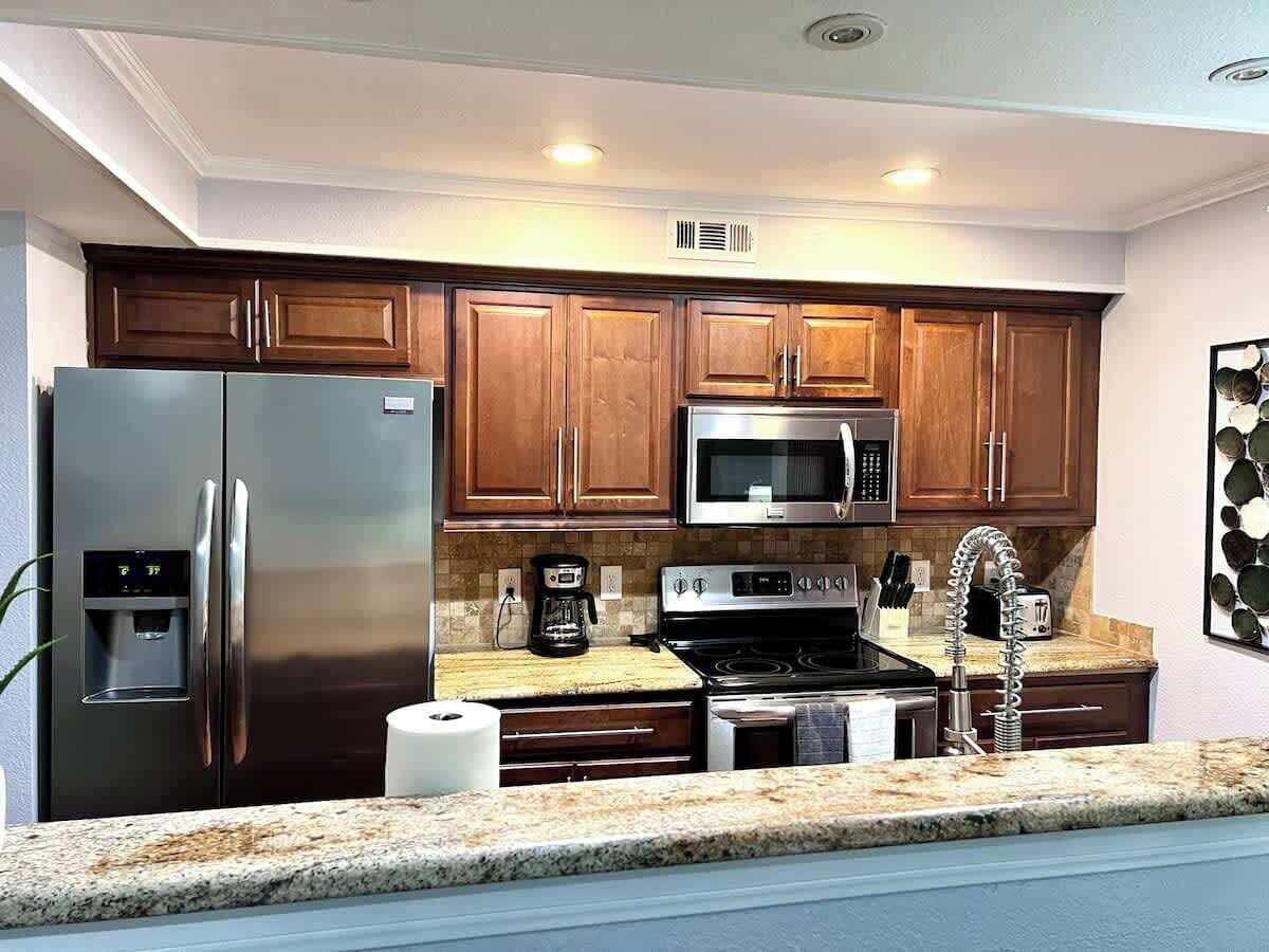 Microondas, horno, lavavajillas y cafetera o tetera