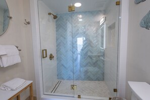 Regadera, toallas, jabón, papel de baño