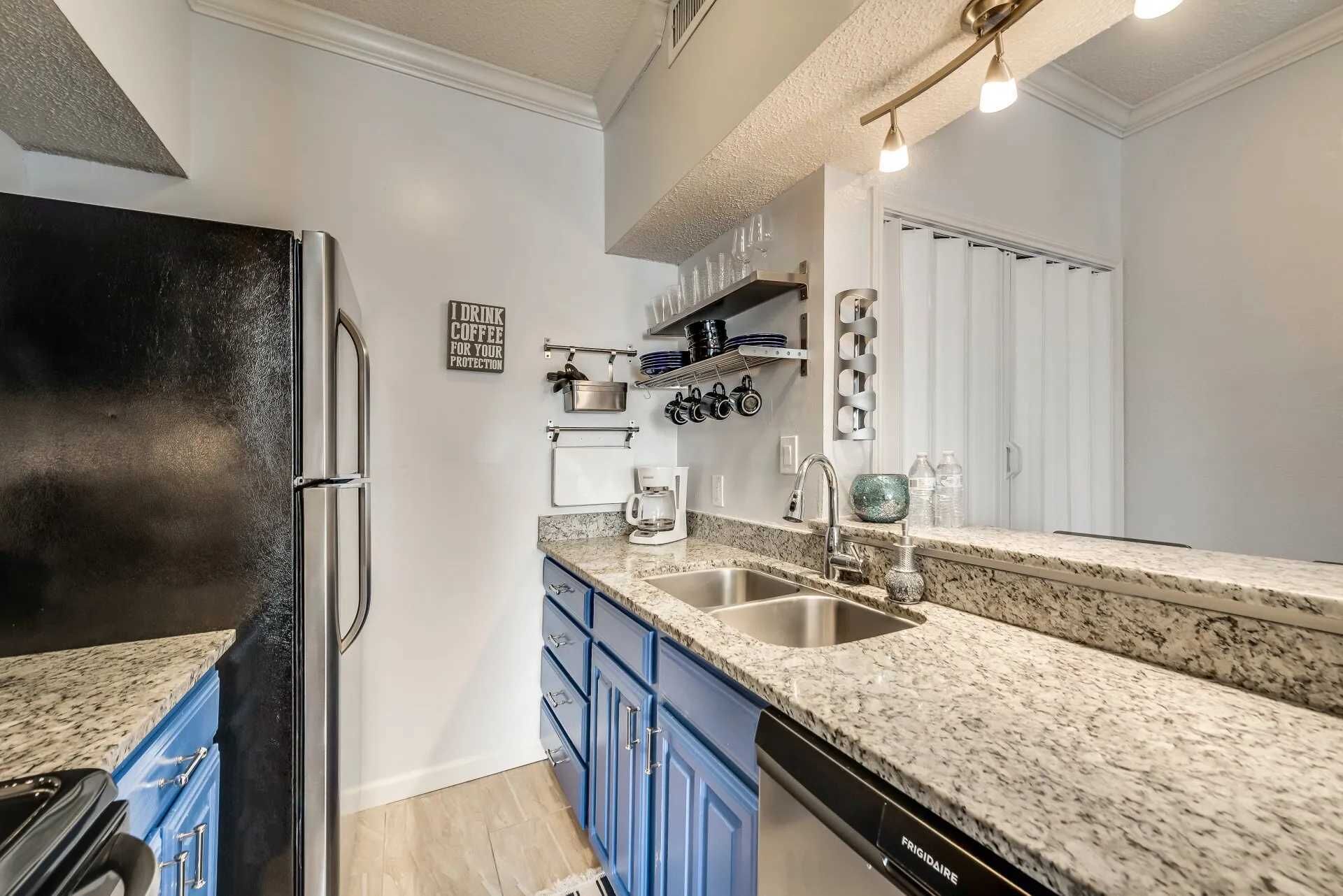 Four à micro-ondes, un four, lave-vaisselle, cafetière-théière