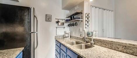 Four à micro-ondes, un four, lave-vaisselle, cafetiÚre-théiÚre