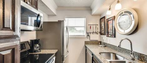 Four à micro-ondes, un four, lave-vaisselle, cafetiÚre-théiÚre