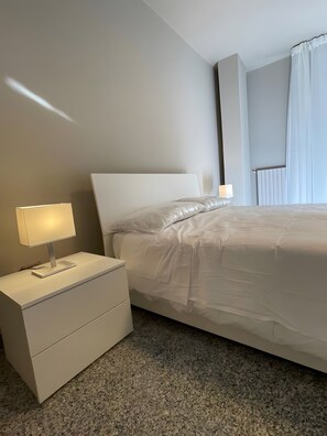 Een strijkplank/strijkijzer, wifi, beddengoed