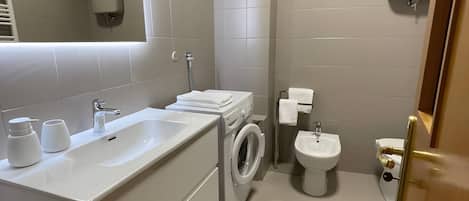 Douche, articles de toilette gratuits, sĂšche-cheveux
