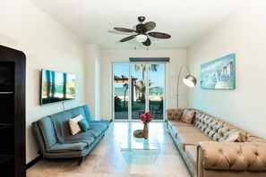 Living area - Ocean Front Suite (El Centenario)