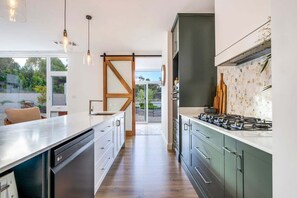 电热水壶、咖啡研磨机、厨具/餐具、餐桌