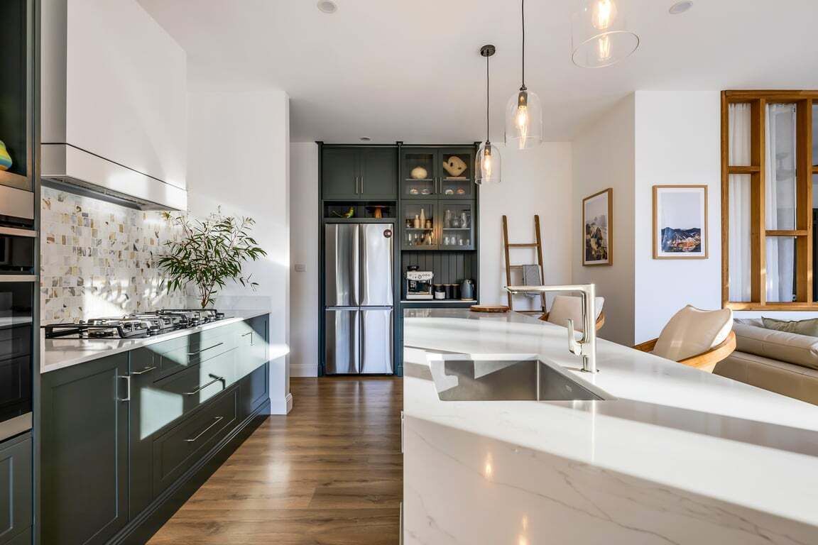 Vannkoker, kaffekvern, kjøkkenutstyr og spisebord