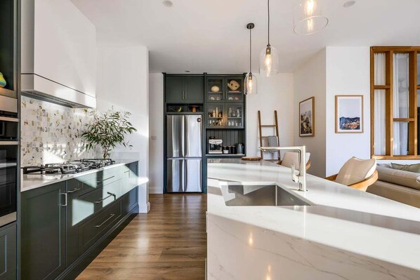 Electric kettle, coffee grinder, cookware/dishes/utensils, dining tables - MAGNOLIA - LUXURY ESCAPE (Scamander)