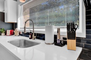 Mikrovågsugn, ugn, spishäll och diskmaskin
