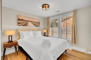 2 bedrooms, iron/ironing board, Internet - The Americana! Cozy Johns Island 2BR w/ Firepit! (Johns Island)