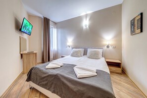 In-room safe, desk, laptop workspace, blackout curtains - The Stream Resort Pamporovo (Smolyan)