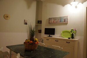 Habitació quàdruple familiar, vistes al jardí | Sala d'estar